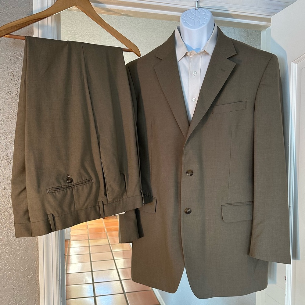 Men’s Suit Tan 100% wool, sophisticated successful comfortable 42L